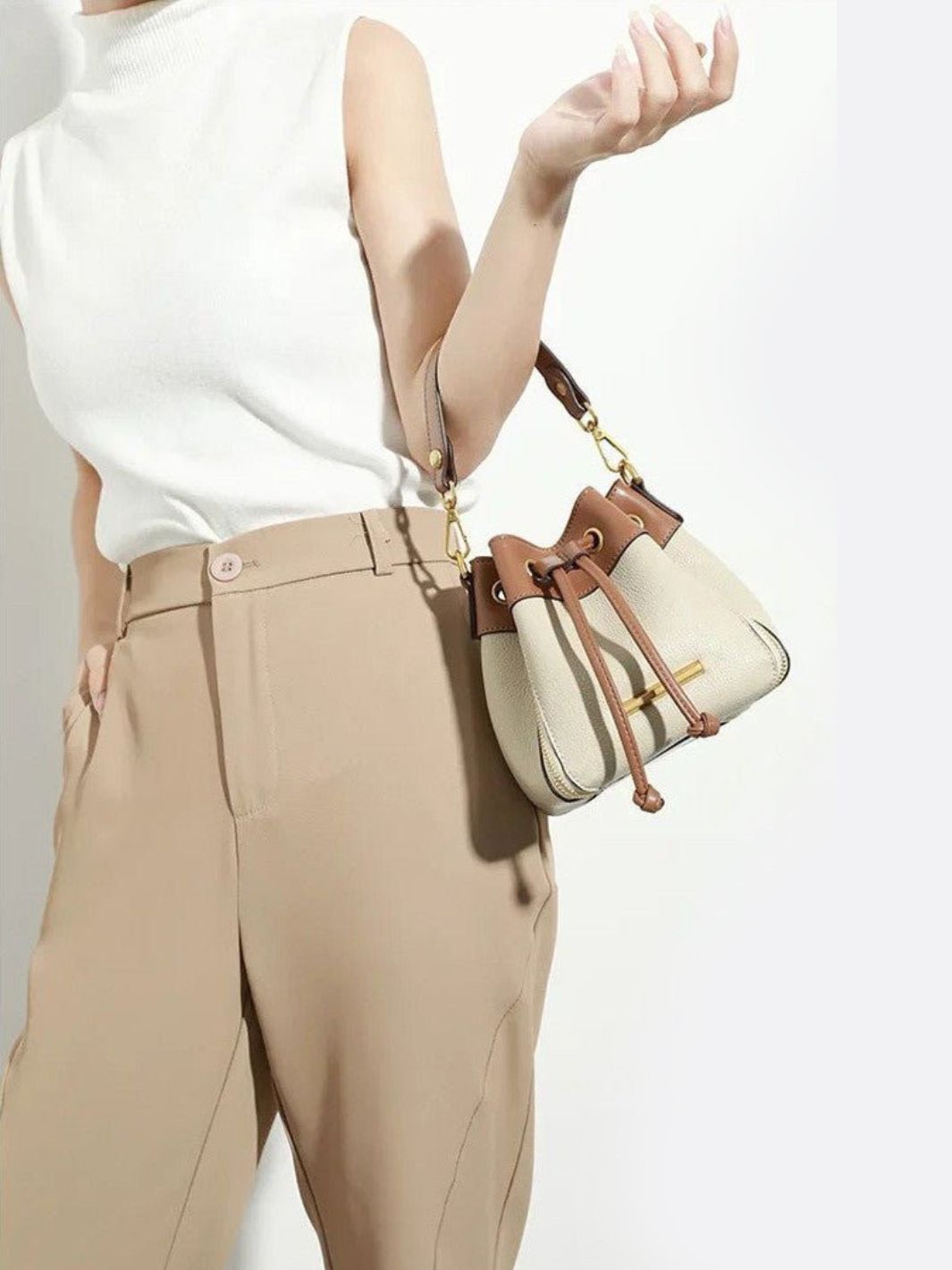 Genuine Leather Bucket Handbag with Removable Straps and Zipped Pocket – Chic Crossbody Tote in Cowhide Leather 1