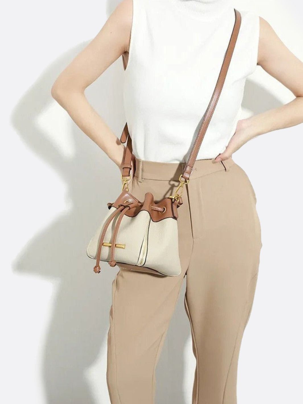 Genuine Leather Bucket Handbag with Removable Straps and Zipped Pocket – Chic Crossbody Tote in Cowhide Leather 2