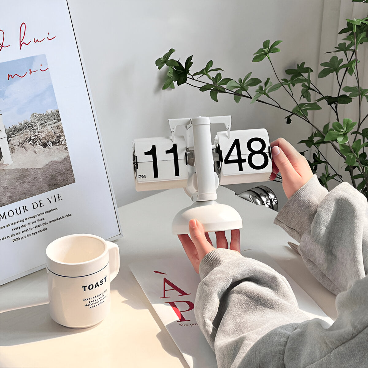 Minimalist Retro Look | NovaFlip Automatic Desk Clock